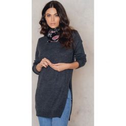 Golfy damskie: NA-KD Dzianinowy sweter z rozcięciem z boku - Grey