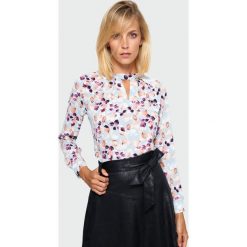 Elegancka bluzka w kwiaty. Bluzki damskie Greenpoint, w kwiaty, z poliesteru, eleganckie, bez kołnierzyka, bez rękawów. Za 59,99 zł.