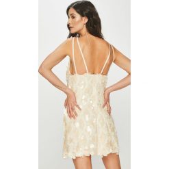 Answear - Tunika Night Fever. Białe sukienki damskie ANSWEAR, s, z aplikacjami, z poliesteru, eleganckie, bez kołnierzyka, bez rękawów, dopasowane. W wyprzedaży za 99,90 zł.