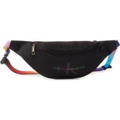 Saszetka nerka CALVIN KLEIN JEANS - Streetpack Pride K50K506256 BLK. Czarne nerki damskie Calvin Klein Jeans, bez wzorów, z jeansu, młodzieżowe, bez dodatków. Za 229,00 zł.