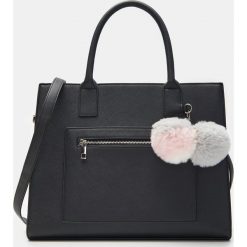 Torebka shopper z puszystym pomponem - Czarny. Czarne torby damskie na zakupy Sinsay, bez wzorów, z pomponami. Za 69,99 zł.