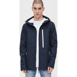 Bluza typu softshell z kapturem - Granatowy. Niebieskie bluzy męskie Cropp, s, bez wzorów, z softshellu, z kapturem, bez rękawów, z kapturem. Za 169,99 zł.