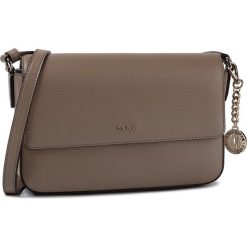 Torebka DKNY - Bryant-Md Flap Xbody R82E3467 Dune DUN. Pomarańczowe listonoszki damskie DKNY, na imprezę, bez wzorów, ze skóry, bez dodatków. W wyprzedaży za 429,00 zł.