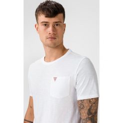 Guess Koszulka Biały. Białe podkoszulki męskie Guess, xl, z haftami, z bawełny, z krótkim rękawem. Za 159,95 zł.