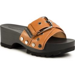 Klapki CALVIN KLEIN JEANS - Valynda B4R0836 Cuoio. Pomarańczowe klapki damskie Calvin Klein Jeans, z aplikacjami, z jeansu, bez obcasa, na obcasie. W wyprzedaży za 449,00 zł.