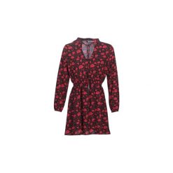 Sukienki krótkie Guess ELA. Czarne sukienki damskie Guess, s, z aplikacjami, bez kołnierzyka, z krótkim rękawem, krótkie, mini. Za 449,00 zł.