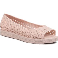 Półbuty MELISSA - Camilia + Jason Wu Ad 32685 Light Pink 01276. Różowe półbuty damskie Melissa, na co dzień, bez wzorów, z tworzywa sztucznego, bez obcasa, na płaskiej podeszwie, bez zapięcia. Za 359,00 zł.