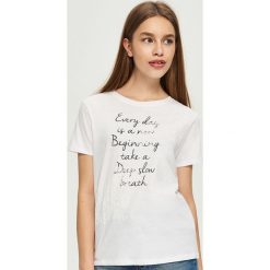 T-shirty damskie: T-shirt z kwiatową aplikacją – Biały