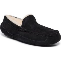 Kapcie UGG - M Ascot 1101110 M/Blk. Czarne klapki męskie Ugg, z wełny, bez zapięcia. W wyprzedaży za 349,00 zł.