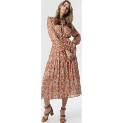 Pomarańczowa Sukienka Lullie. Białe sukienki damskie Born2be, na imprezę, s, bez wzorów, eleganckie, z falbankami, z długim rękawem, długie, maxi, rozkloszowane. Za 139,99 zł.