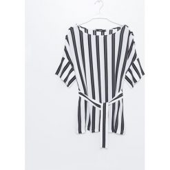 Bluzka. Białe bluzki damskie wizytowe marki Simple, w paski, z tkaniny, eleganckie, z krótkim rękawem. Za 199,90 zł.