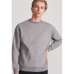 Gładka bluza basic - Szary. Szare bluzy męskie Reserved, s, bez wzorów, bez kołnierzyka, bez rękawów, bez kaptura. Za 79,99 zł.