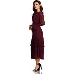 Sukienka w stylu boho midi L294 burgund. Czerwone sukienki damskie Tagless, na co dzień, s, bez wzorów, z szyfonu, boho, z falbankami, z długim rękawem, długie, midi, proste. Za 259,90 zł.