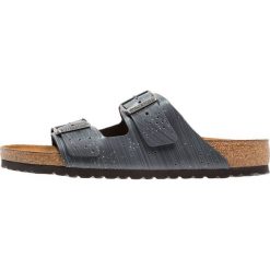 Birkenstock ARIZONA Kapcie hailstorm black/silver. Czarne kapcie męskie marki Birkenstock, z materiału. W wyprzedaży za 239,40 zł.