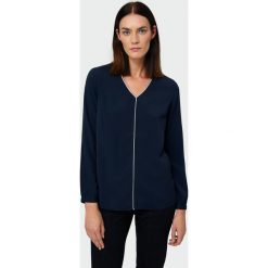 Bluzka z błyszczącą lamówką. Bluzki damskie Greenpoint, z poliesteru. Za 39,99 zł.