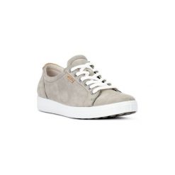 Buty Ecco SOFT 7 W SAGE. Brązowe trampki i tenisówki damskie ecco, bez wzorów, bez zapięcia. Za 421,58 zł.