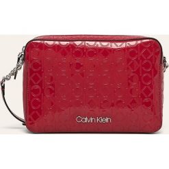 Calvin Klein - Torebka. Czarne listonoszki damskie Calvin Klein, w paski, ze skóry ekologicznej, na ramię, małe, bez dodatków. Za 359,90 zł.