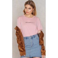 T-shirty damskie: Statement By NA-KD Influencers T-shirt Linn Ahlborg – Pink