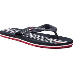 Japonki TOMMY HILFIGER - Heritage Print Beach Sandal FM0FM02232 Midnight 403. Niebieskie klapki męskie TOMMY HILFIGER, bez wzorów, z tworzywa sztucznego. Za 139,00 zł.