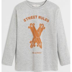 Mango Kids - Longsleeve dziecięcy Rules 110-164 cm. Szare t-shirty chłopięce Mango Kids, z nadrukiem, z bawełny, bez rękawów. Za 35,90 zł.