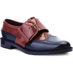 Półbuty MELISSA - Classic Brogue Special 32394 Blue/Dark Red 53334. Czerwone półbuty damskie Melissa, na co dzień, bez wzorów, z tworzywa sztucznego, bez obcasa, na obcasie, bez zapięcia. W wyprzedaży za 309,00 zł.