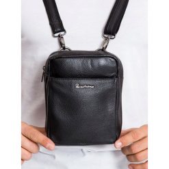 Skórzana saszetka męska torba na ramię listonoszka 1707-NDM PA BLACK. Czarne torby męskie skórzane PIERRE ANDREUS, w paski, ze skóry, eleganckie, na ramię, małe. Za 129,90 zł.