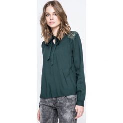 Vero Moda - Bluzka. Białe bluzki damskie Vero Moda, s, bez wzorów, z wiskozy, bez kołnierzyka, bez rękawów. W wyprzedaży za 69,90 zł.