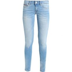 Tommy Jeans LOW RISE SKINNY SOPHIE Jeans Skinny Fit dynamic laguna light blue stretch. Niebieskie jeansy damskie relaxed fit marki Tommy Jeans. W wyprzedaży za 356,85 zł.