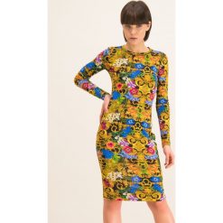 Sukienka codzienna Versace Jeans Couture D2HVA454. Sukienki damskie Versace Jeans Couture, na co dzień, bez wzorów, z elastanu, bez kołnierzyka, bez rękawów, proste. W wyprzedaży za 879,00 zł.