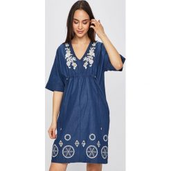 Desigual - Sukienka. Niebieskie sukienki damskie Desigual, na co dzień, z haftami, z bawełny, casualowe, bez kołnierzyka, bez rękawów, mini, proste. Za 499,90 zł.