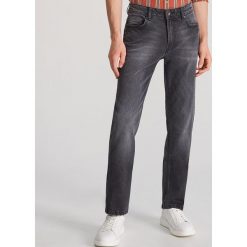 Jeansy z bawelny organicznej - Szary. Szare jeansy męskie Reserved, m, bez wzorów. Za 129,99 zł.