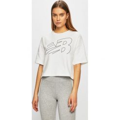 New Balance - Top. Białe bluzki damskie New Balance, s, z nadrukiem, z elastanu, z okrągłym kołnierzem, z krótkim rękawem. W wyprzedaży za 89,90 zł.