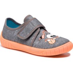 Kapcie SUPERFIT - 4-00270-20 S Grau. Szare sandały chłopięce Superfit, z tworzywa sztucznego, bez zapięcia. W wyprzedaży za 129,00 zł.