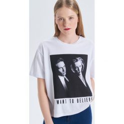 Koszulka Archiwum X - Biały. Białe koszulki damskie marki Cropp, s, bez wzorów, bez kołnierzyka. Za 59,99 zł.
