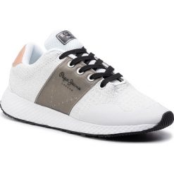Sneakersy PEPE JEANS - Koko Sand19 PLS30841 White 800. Białe półbuty damskie Pepe Jeans, bez wzorów, z jeansu, bez obcasa, na płaskiej podeszwie, bez zapięcia. W wyprzedaży za 179,00 zł.