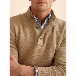 SWETER DŁUGI RĘKAW MĘSKI Z GUZIKIEM, Z ZAMKIEM. Brązowe swetry męskie Top Secret, na lato, xxl, bez wzorów, z dzianiny, eleganckie, ze stójką, bez kaptura. W wyprzedaży za 59,99 zł.