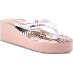 Japonki VERSACE JEANS - E0VRBSL2 70070 525. Białe klapki damskie Versace Jeans, bez wzorów, z jeansu, bez obcasa, na obcasie. W wyprzedaży za 139,00 zł.