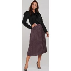 Ciemnofioletowa Spódnica Gallista. Fioletowe spódniczki damskie Renee, s, w paski, z dzianiny, eleganckie, midi, dopasowane. Za 119,99 zł.