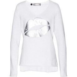 Sweter z nadrukiem z motywem ust bonprix biało-srebrny. Białe swetry klasyczne damskie marki bonprix, z nadrukiem. Za 89,99 zł.