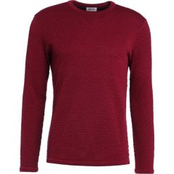 Swetry klasyczne męskie: Armani Collezioni WAFFLE Sweter rosso
