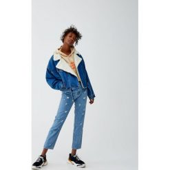 Jeansy mom fit z przetarciami na całej powierzchni. Niebieskie jeansy damskie relaxed fit marki Pull&Bear. Za 109,00 zł.