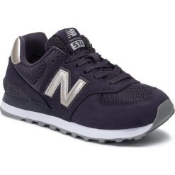 Sneakersy NEW BALANCE - WL574WNM Fioletowy. Fioletowe półbuty damskie New Balance, bez wzorów, ze skóry ekologicznej, bez obcasa, na płaskiej podeszwie, bez zapięcia. W wyprzedaży za 219,00 zł.
