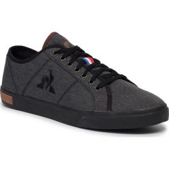 Tenisówki LE COQ SPORTIF - Verdon Winter Denim 1920596 Triple Black. Szare półbuty męskie le coq sportif, na co dzień, bez wzorów, z gumy, bez zapięcia. W wyprzedaży za 199,00 zł.