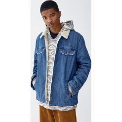 Kurtka jeansowa z podszewką ze sztucznego baranka i kieszeniami. Niebieskie kurtki męskie jeansowe marki Pull&Bear, m. Za 199,00 zł.