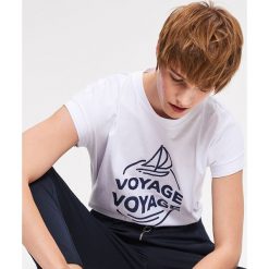 T-shirt z błyszczącym napisem - Biały. Białe t-shirty damskie Reserved, s, z napisami, bez kołnierzyka. Za 29,99 zł.