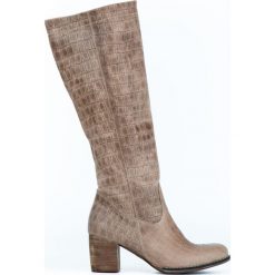 Kozaki na słupku z tłoczeniem - skóra naturalna - model 154 - kolor taupe. Szare kozaki damskie Zapato, do pracy, na lato, ze skóry, biznesowe, na wysokim obcasie, na obcasie, bez zapięcia. W wyprzedaży za 374,25 zł.