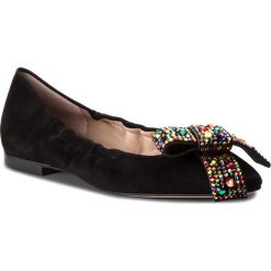 Baleriny STUART WEITZMAN - Milky Way Flat YL53486 Black Suede. Czarne baleriny damskie Stuart Weitzman, bez wzorów, ze skóry, klasyczne, bez obcasa. W wyprzedaży za 1369,00 zł.