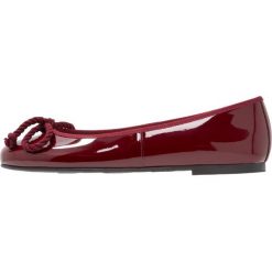 Pretty Ballerinas SHADE Baleriny lava. Czerwone baleriny damskie marki Pretty Ballerinas, bez wzorów, ze skóry, klasyczne, bez obcasa. Za 539,00 zł.