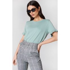 T-shirty damskie: NA-KD T-shirt z falbanką – Green