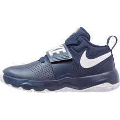 Nike Performance TEAM HUSTLE D 8 (GS) Obuwie do koszykówki midnight navy/white. Niebieskie buty skate męskie marki Nike Performance, z gumy. Za 199,00 zł.
